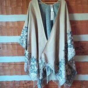 NEW Chico's reversible fringed. Poncho one size neutral floral pattern gray tan